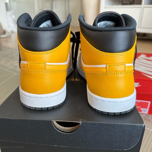 SOLD❗️Air Jordan 1 Mid - Picture 4 of 6